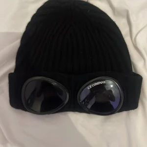  c.p comany  - Fin c.p comany mössa, litet märke på glasögonen men syns knappt, säljer eftersom jag inte passar i mössa. Vill inte byta 