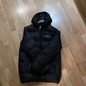 Ellesse jacka  - Tja! Säljer denna ellesse jackan i storlek s, superfint skick, passar dig som är mellan 165-175 cm, köpt för 1600, skriv om du har någon fundering!