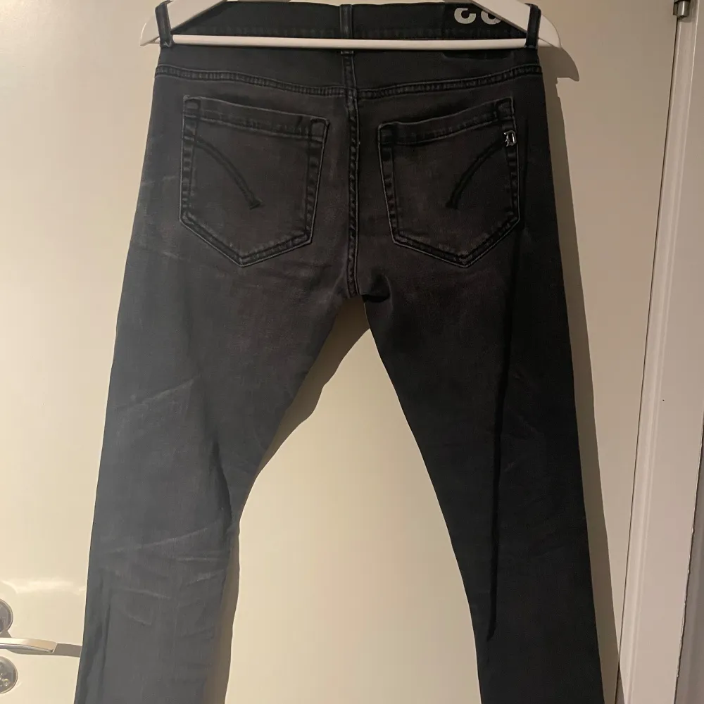 Tja! Säljer ett par trendiga dondup jeans i modellen George. Storleken är 33 men passar dig med strl 32:). Jeans & Byxor.