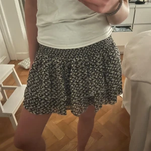 Neo noir kjol - Säljer denna skor snygga sommar kjolen! Men den passar även till middagar osv! Super fin❤️