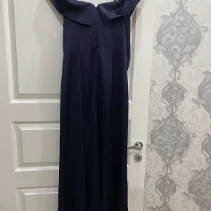 Festklänning Jarlo - Festklänning i märket Jarlo storlek 40 marinblå ,satinklänning,med lite släp,dragkedja där bak,mycket elegant klänning,bekväm ,har haft den endast 1 gång,köpt på Zalando 