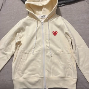 Cdg Kofta - Aldrig använt koftan den e passade inte lillebrorsan så den får bli någon annans, storlek S men är mer slim sized👍🏼