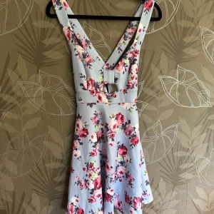 Blommig klänning - Endast testad, väldigt bra skick. Stretchig