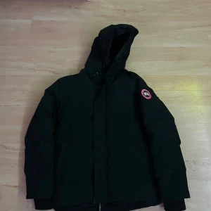 Canada goose macmillan  - Hej säljer min canada goose macmillian som jag har haft i 1,5 år har tyvärr tappat bort kvittot. En knapp är sönder också (därför det låga priset) den är storlek.        M/L. Skriv om ni har nån fundering!