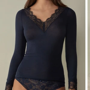 Blå intimissimi tröja  - Knappt använd 