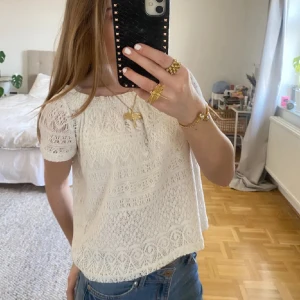 Vit topp!  - Lånade bilder! Säljer denna gulliga toppen, köpt här på plick, men aldrig använd. Säljer då den tyvärr inte passade mig 💖  Storlek XS, men passar XS - M 