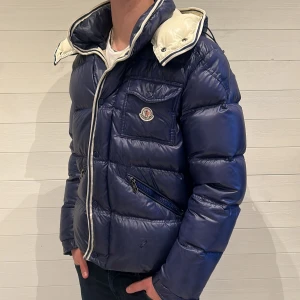 Moncler branson - Tja! Säljer nu min Moncler branson i storlek 4/L. Perfekt vinterjacka eller sen höst jacka som håller värmen. Skriv privat för frågor eller fler bilder