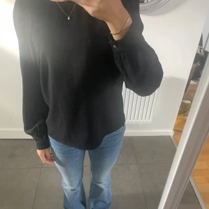Blus - Blus som är lite öppen i ryggen! Defekter, lite nopprig. Köparen står för frakten💗