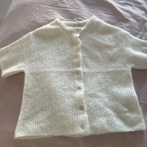 Stickad kofta - Nästan helt ny, använt 1-2 gånger  Super bra skick  