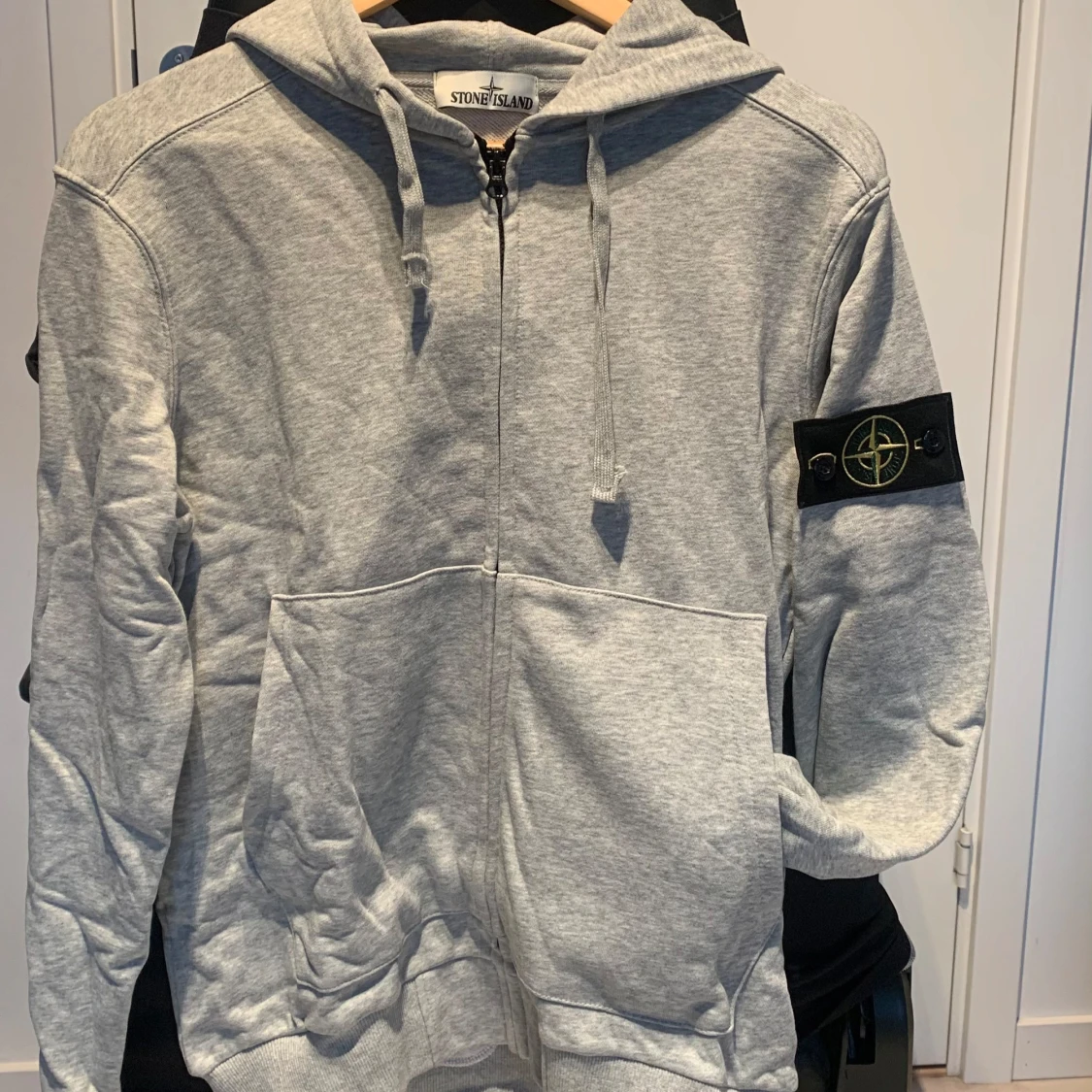 Grå hoodie från Stone Island