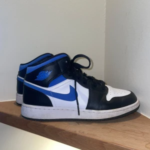 Nike air Jordan 1 mid - Säljer mina nike air jordan 1 mid i färgen white black royal, storlek 39. Använda 1-2 gånger, väldigt fint skick och inte creasade där fram. Köpta för 2600 kr för ett tag sen (ligger på nu för 3300kr nu)💙