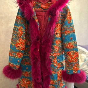 Jacka rosa med blommor 🌸  - Jackan är ny, passar storlek S och M. Jackan kommer från ett rökfritt hem! jackan är ny aldrig använd!🌸