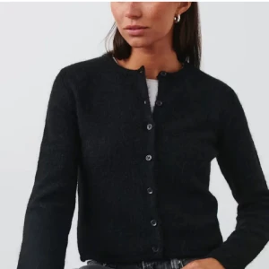 Kofta  - Stickad kofta från Gina Tricot, använd två gånger så i nyskick.