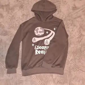 Säljer min snygga broken planet hoodie i storleken XS, passar mer som S. Säljer den för 350 Kr men priset kan diskuteras