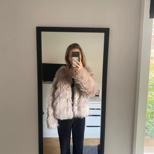 Jacka  - Jättefin höst och vinter jacka i en beige päls 