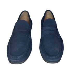 LOAFERS från MASSIMO DUTTI - Säljer eleganta loafers i mjuk marinblå mocka. Perfekt balans mellan stil och komfort, idealiska för både vardag och fest. Storlek 46, i mycket fint skick!  Tveka inte på att höra av dig vid frågor, funderingar eller för flera bilder på produkten✨