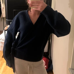 Mörkblå omlott-tröja från & Other Stories - Säljer den trendiga och superfina mörkblåa omlott-tröja från & Other Stories. Knappt använd  i storlek XS