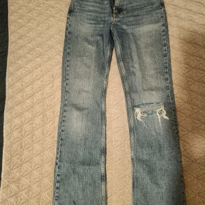 Ljusblåa urtvättade jeans från Gina Tricot!  - Ljusblåa urtvättade jeans från Gina Tricot med hål på knät på ena sidan 💙 Byxan är i väldigt bra skick! Lågmidjade jeans från Gina Tricot, Perfect jeans! 