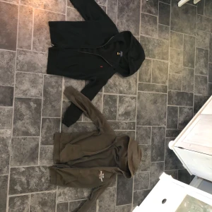 Zip Hoodies  - 120 kr/st. Köp båda: 200 kr. Två snygga och varma zip hoodies, Den svarta med märket Ralph Lauren och den gröna med märket Peak Performance. Bra skick. Inga skador. Båda är storlek 160. 