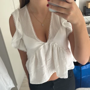 Söt topp från zara med öppen rygg  - Jättefin söt topp från zara med öppning i ryggen. Kan användas både till vardag eller till festligare tillfällen💞 det står stl m men skulle säga mer s.