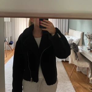 Teddyjacka nakd - Säljer denna svarta teddyjackan från nakd i storlek 32 men skulle säga att den även passar en 34. Använd ett fåtal gånger så i mycket fint skick. Perfekt jacka nu till hösten🍁🍂