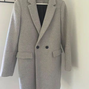 Kappa från Zara - Använd men fint skick. Stilren, stl 36-38.  Ljusgrå 