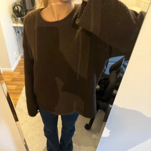 Brun stickad tröja - Säljer den superfina bruna stickade tröja från Bikbok då den tyvärr inte kommer till användning, den är i fint skick förutom att den är noppring som man ser på bilderna men egentligen inte något som man tänker på🤍