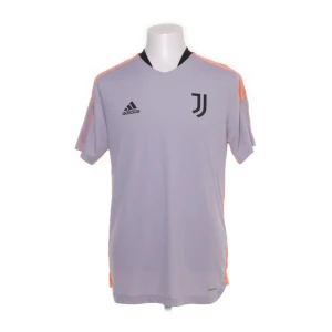 Juventus Tröja - Juventus Fotbollströja som är använd vid ett fåtal tillfällen och därför i väldigt bra skick. Skriv om ni har några funderingar. Tack