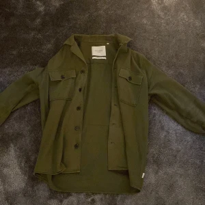 Les Deux - Storlek S, passar även medium. Nästintill helt oanvänd. Skick 9/10. Overshirt