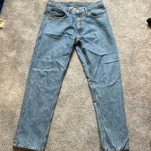 Blå jeans från Vailent - Säljer ett par klassiska blå baggy jeans från Vailent i storlek L. Mycket bra skick!