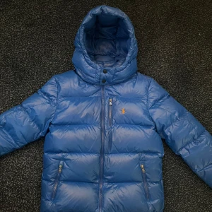 Ralph lauren dunjacka - Säljer denna extremt feta jacka från Polo Ralph Lauren. Perfekt till vinter och kalla höstdagar. Storlek: (14-16) och den sitter ganska litet. Tveka inte att höra av er vid frågor eller för fler bilder/mått!