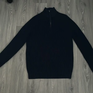  Stickad tröja, marin blå -  Ju väldigt fint skick, färgen marin blå