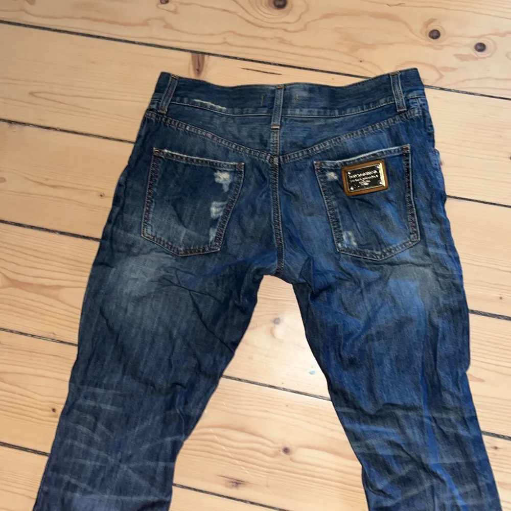 Äkta dolce gabbana jeans. Riktigt snygga bra passform. Bra skick. Kan mötas i Sthlm eller frakta. Pris går o diskutera. Jeans & Byxor.