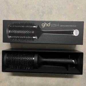 Rundborste från ghd - Säljer en rundborste från ghd, storlek 4. Den har en keramisk och ventilerad design som är perfekt för att skapa volym och form i håret. Använd några få gånger ✨