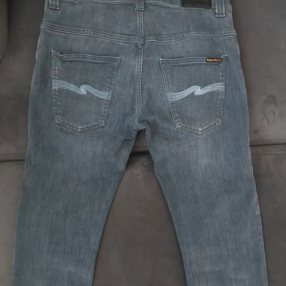 Grå slim fit jeans i storlek 31 i mycket gott skick. Använda endast några få gånger! Väldigt bekväma och funkar perfekt för både avslappnade och uppklädda tillfällen. . Jeans & Byxor.