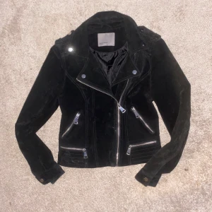 Fin mocka skinnjacka i svart  - Snygg mocka jacka från vero Moda i strl S, färgen svart. Perfekt jacka till hösten / våren , knappt använd