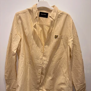 Lyle & scott skjorta - Säljer min lyle and scott skjorta som passar perfekt till påsk! Använder inte längre, skriv om du undrar något.