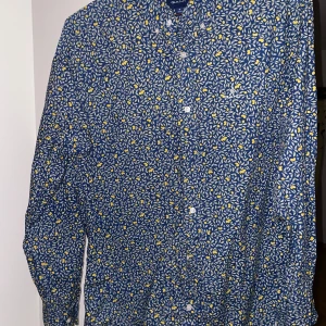 GANT skjorta - strl M / 38-39 reg - Häftigt och unikt mönster med små citroner! Skaffa charmen med hjälp av textil.  Sitter underbart skönt och andas! Man kan nog göra aerobics i denna skjorta. Nypris 1299kr. 