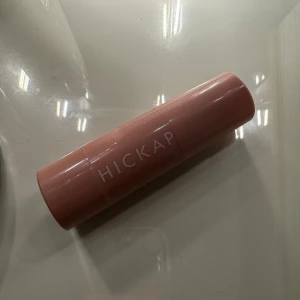 Hickap bronzer - Hickap bronzer stick i färgen hot chocolate.  Endast testad på handen några få gånger, insåg att de va fel färg för mig Priset går att diskutera