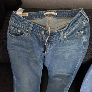 low waist levis  - anvönda 2 gånger sttl 28