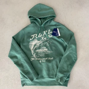 Ralph Lauren hoodie - Tjena! Säljer denna sjukt snygga hoodien från Ralph Lauren. Den är i super fint skick, 9-10 (Endast testad). Den är i storlek M men passar även S. Nypris ligger på runt 3000. Skriv vid fler frågor eller funderingar.