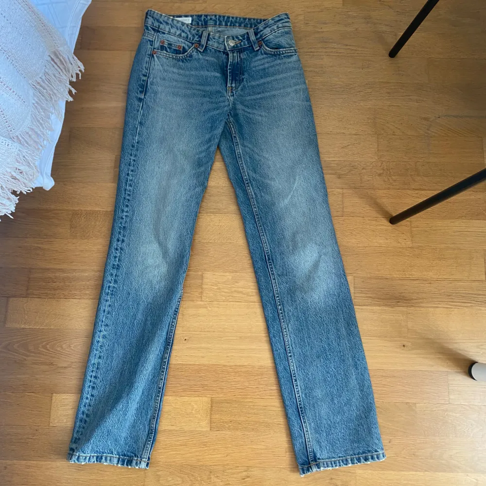 Säljer mina straight low rise jeans från zara då dom inte har kommit till användning. Köpte dom för några månader sen och har använt dom runt  5 gånger. Dom är i storlek 34 och passar mig som är 175cm perfekt💕. Jeans & Byxor.