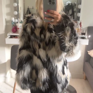 Pälsjacka xs - Säljer denna jätte coola pälsjacka i nått mönster❤️