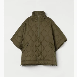 Hm cape eller väst - Såå cool och eftertraktad(säljs inte längre)!! Perfekt nu till hösten😍 Strl M men passar bra på mig med xs/s🙌 använd gärna ”köp nu”, kom annars med prisförslag❤️