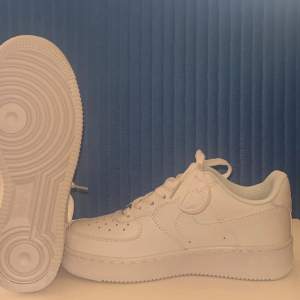  Nike Air Force 1, vita – storlek 37,5 (women)  Säljer ett par vita Nike Air Force 1 i storlek 37,5. Knappt använda, i mycket bra skick med minimalt slitage.  Pris: 800 SEK   