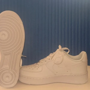 Nike Air Force 1, vita – storlek 37,5 (women) -  Nike Air Force 1, vita – storlek 37,5 (women)  Säljer ett par vita Nike Air Force 1 i storlek 37,5. Knappt använda, i mycket bra skick med minimalt slitage.  Pris: 800 SEK   