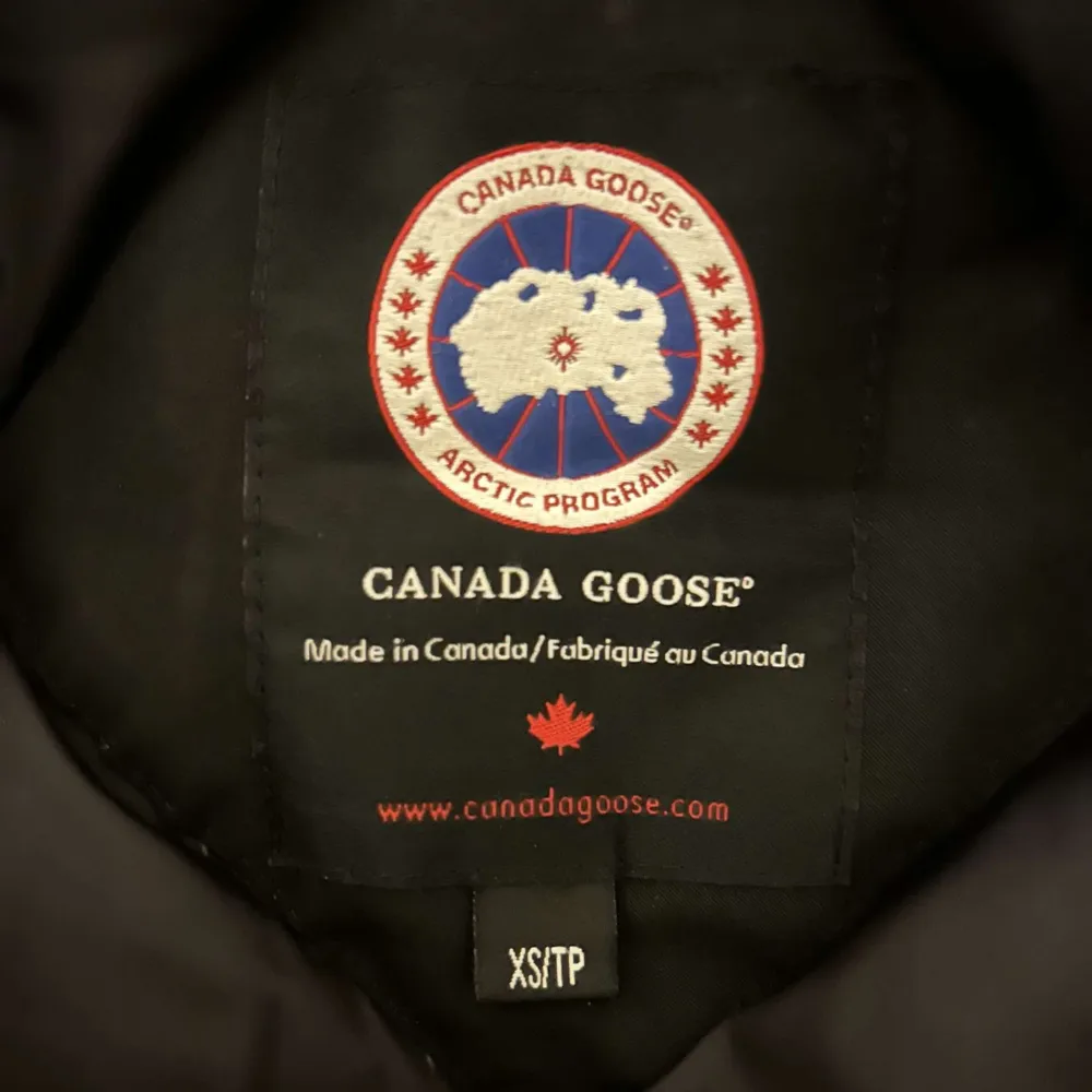 Äkta Canada Goose vinterjacka i modellen Victoria Parka i storlek XS, lite sliten. Ingår även äkta päls. Nypris 9 998kr.   . Jackor.