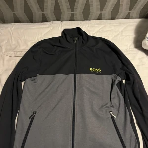 Hugo Boss Kofta - Jag säljer min Hugo Boss kofta då jag inte använder den längre. Den är i bra skick och äkta. Pris kan diskuteras lite.