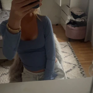 Blå u-ringad tröja med slits i ärmarna💕 - Fint skick, använd få gånger💕💕 
