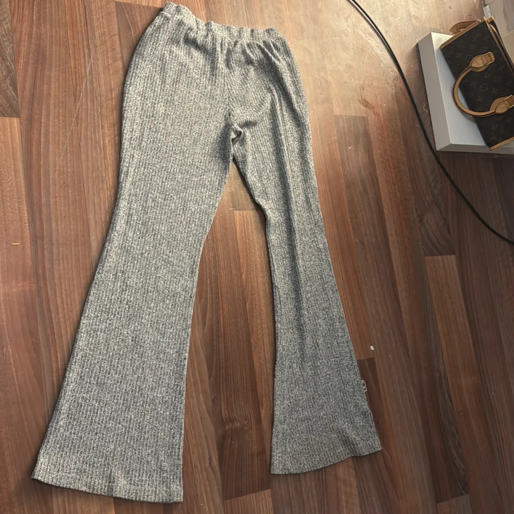 95cm längd, 30cm midja. Jeans & Byxor.